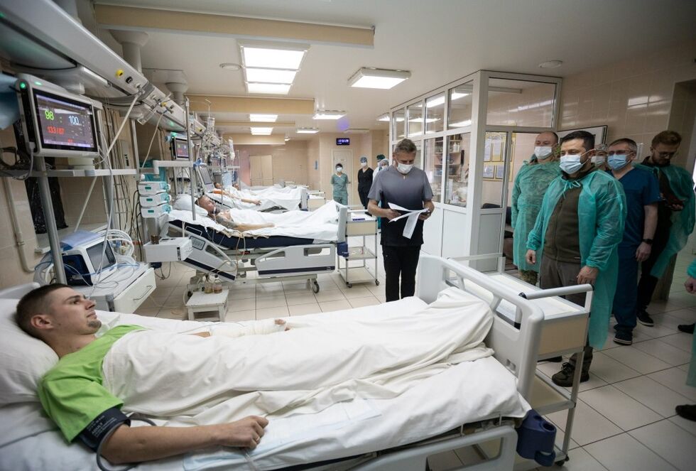 Зеленский посетил военный госпиталь и вручил государственные награды раненым защитникам Украины 9