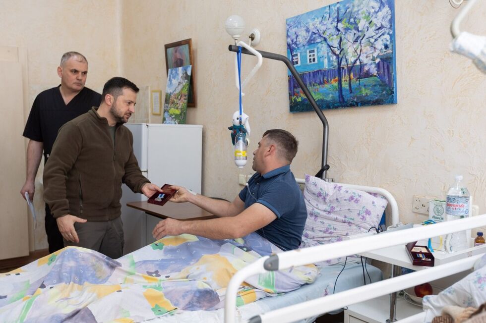 Зеленский посетил военный госпиталь и вручил государственные награды раненым защитникам Украины 10