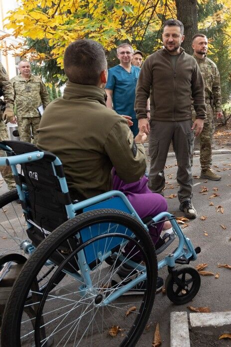 Зеленский посетил военный госпиталь и вручил государственные награды раненым защитникам Украины 12