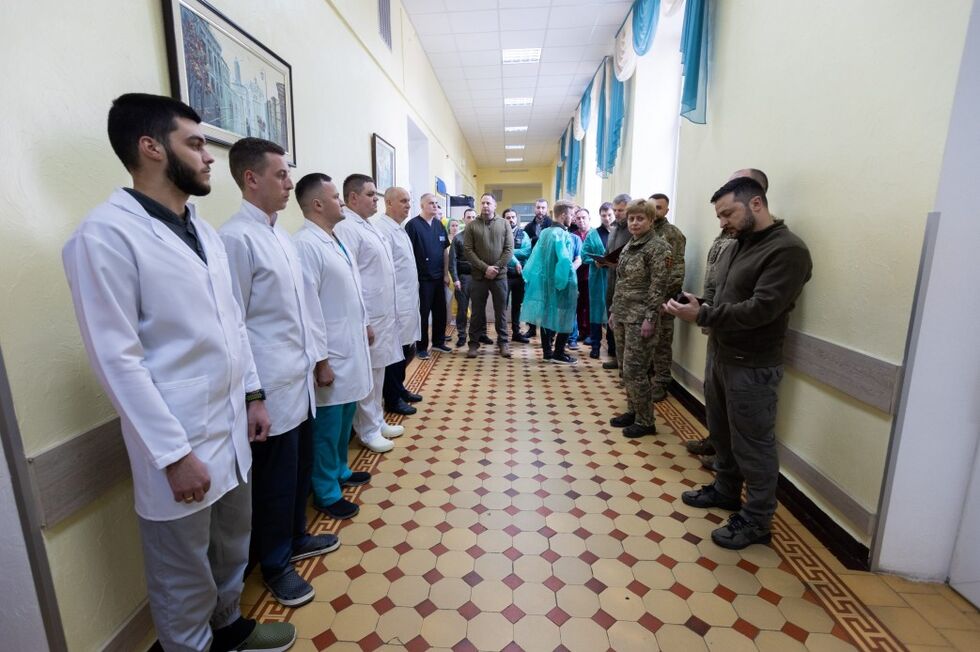Зеленский посетил военный госпиталь и вручил государственные награды раненым защитникам Украины 13