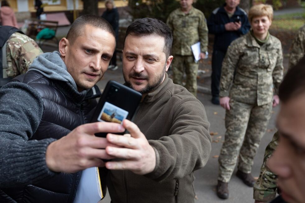 Зеленский посетил военный госпиталь и вручил государственные награды раненым защитникам Украины 14
