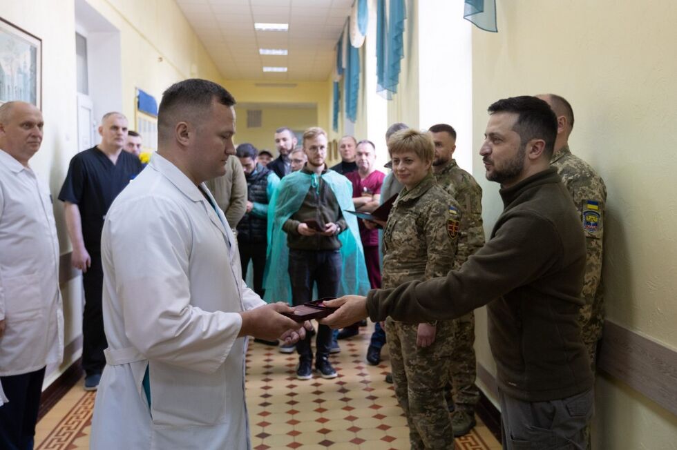 Зеленский посетил военный госпиталь и вручил государственные награды раненым защитникам Украины 15