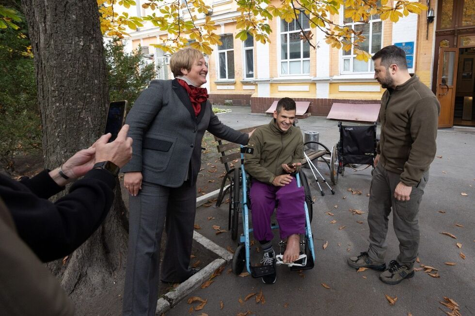 Зеленский посетил военный госпиталь и вручил государственные награды раненым защитникам Украины 16