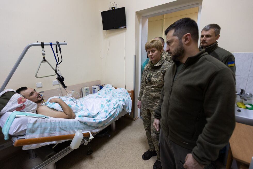 Зеленский посетил военный госпиталь и вручил государственные награды раненым защитникам Украины 17