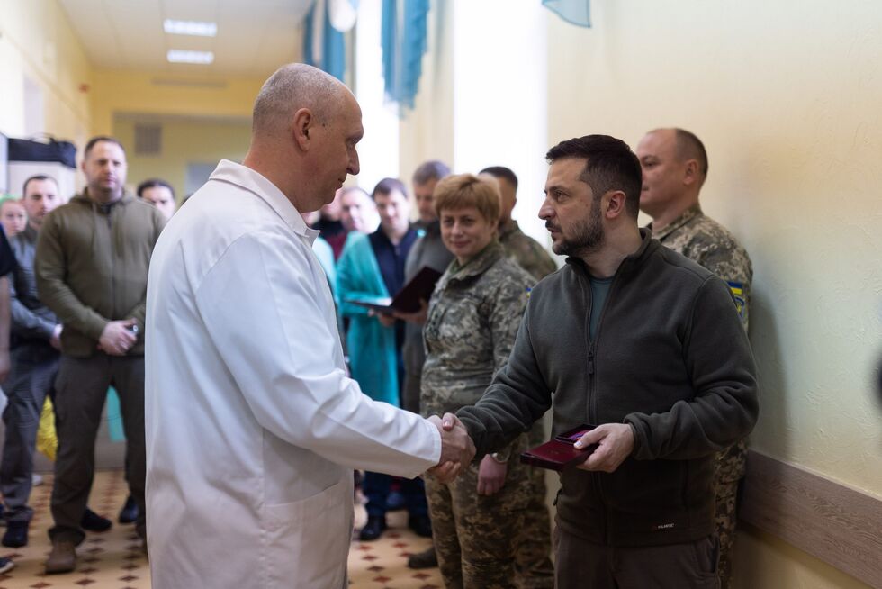 Зеленский посетил военный госпиталь и вручил государственные награды раненым защитникам Украины 18
