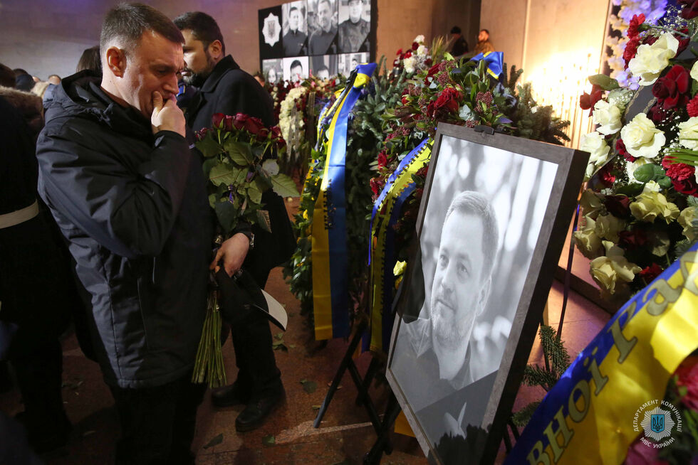 В Киеве состоялась церемония прощания с Монастырским и другими погибшими в авиакатастрофе в Броварах сотрудниками МВД. Фото, видео 9