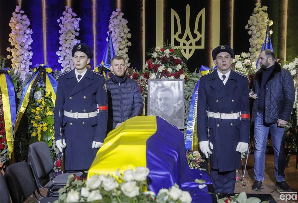 В Киеве состоялась церемония прощания с Монастырским и другими погибшими в авиакатастрофе в Броварах сотрудниками МВД. Фото, видео 17
