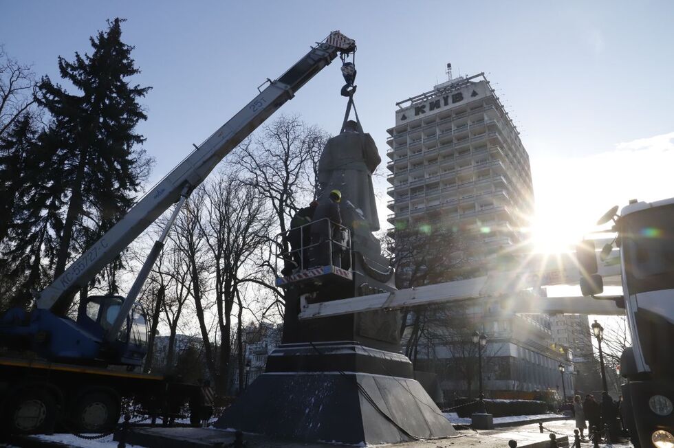 В Киеве снесли памятник советскому военачальнику Ватутину. Фото, видео 1