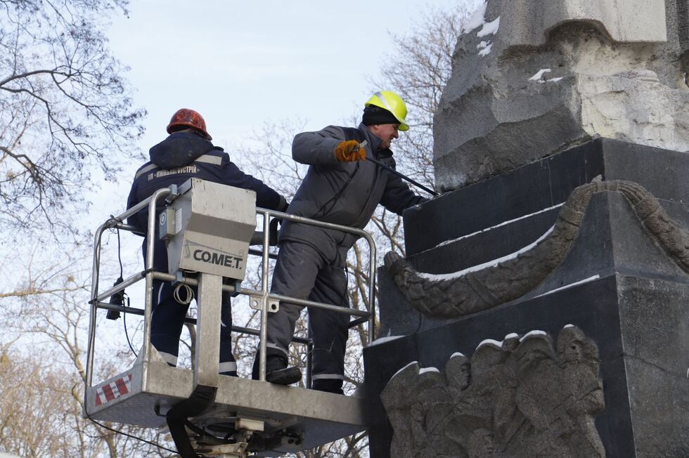 В Киеве снесли памятник советскому военачальнику Ватутину. Фото, видео 3