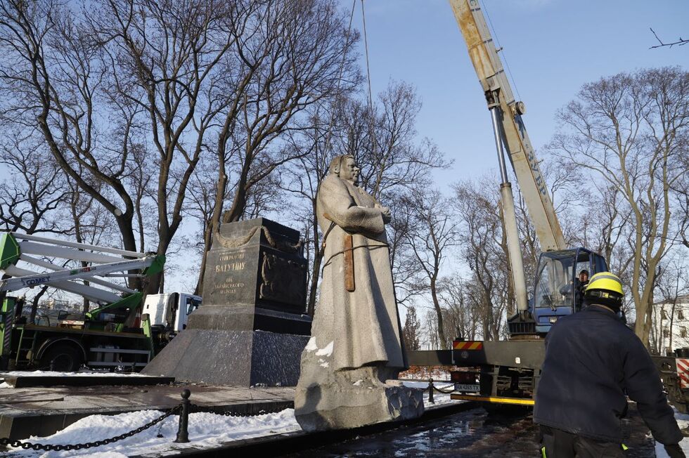 В Киеве снесли памятник советскому военачальнику Ватутину. Фото, видео 5