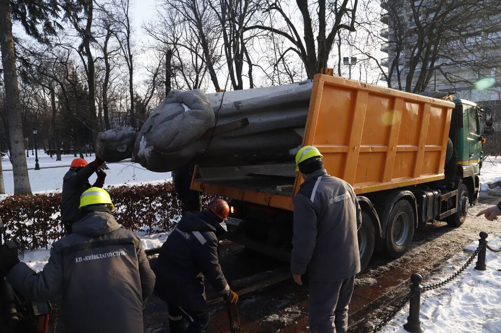 В Киеве снесли памятник советскому военачальнику Ватутину. Фото, видео 9
