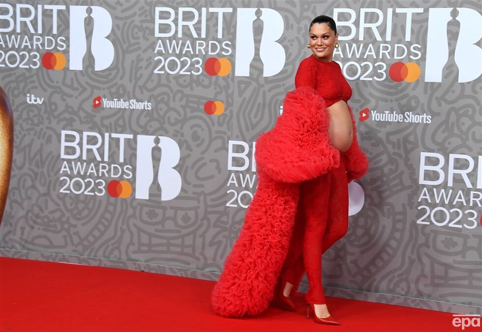 Хайек с мужем, сын Херли и Сэм Райдер. Самые яркие образы знаменитостей на красной дорожке Brit Awards 2023 7