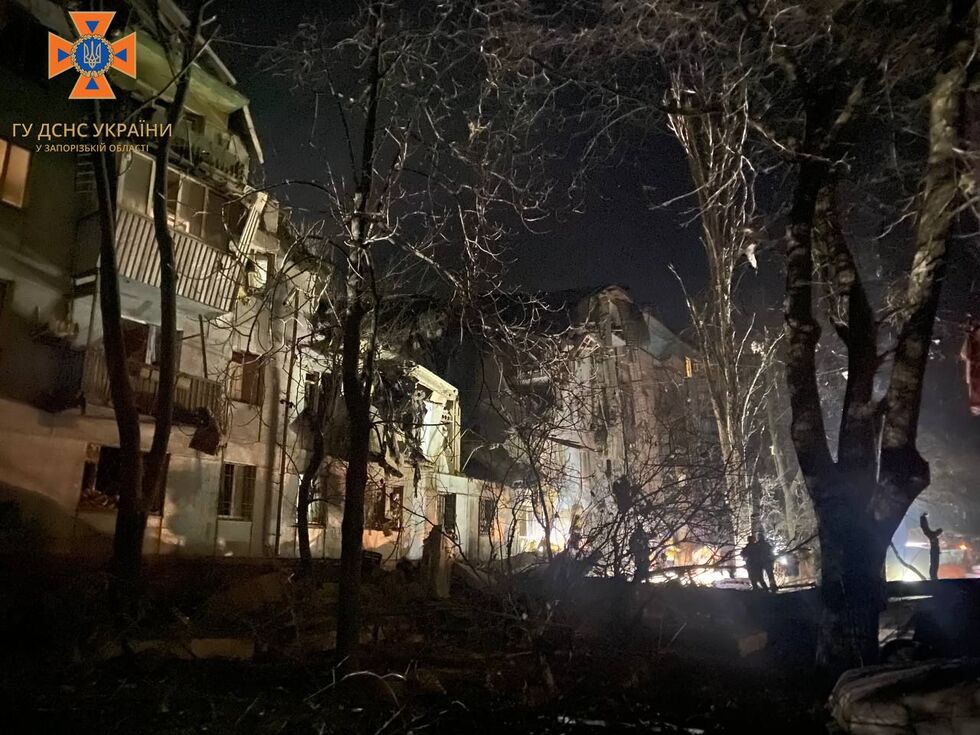 Нічний ракетний удар по Запоріжжю. Зруйновано під'їзд житлового будинку, є жертви. Фоторепортаж 1