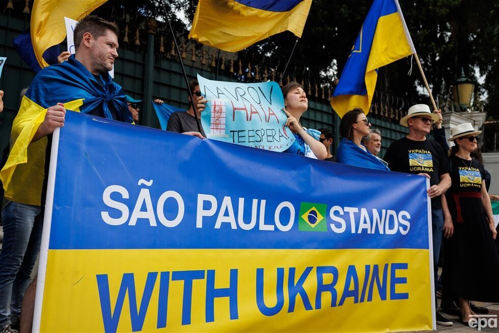 "Гаага ждет тебя". Во время визита Лаврова в Бразилии состоялись проукраинские митинги. Фоторепортаж 2