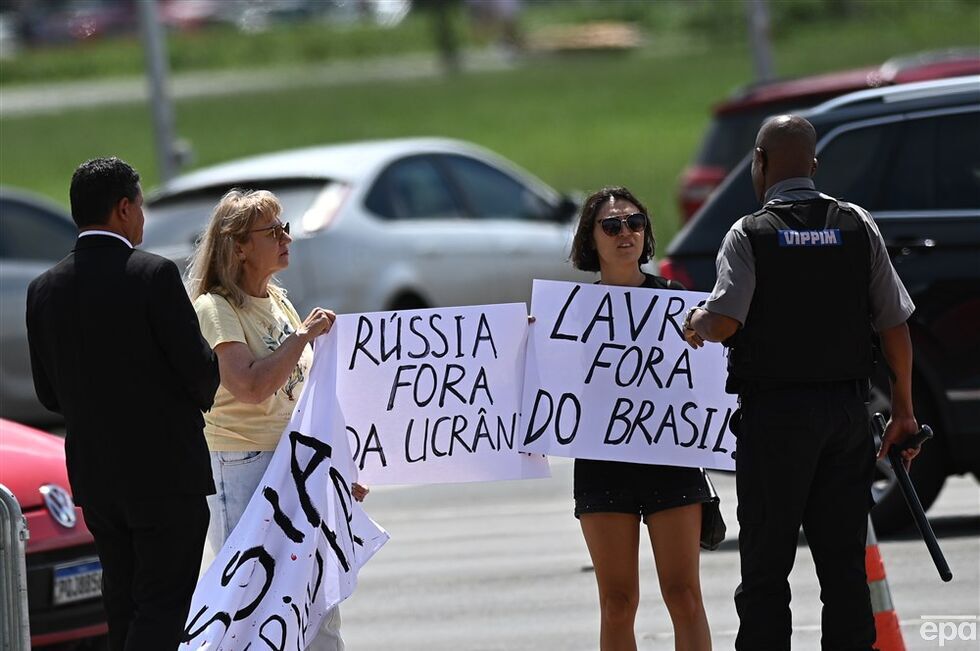 "Гаага ждет тебя". Во время визита Лаврова в Бразилии состоялись проукраинские митинги. Фоторепортаж 6