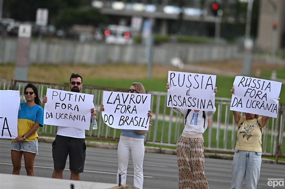 "Гаага ждет тебя". Во время визита Лаврова в Бразилии состоялись проукраинские митинги. Фоторепортаж 7