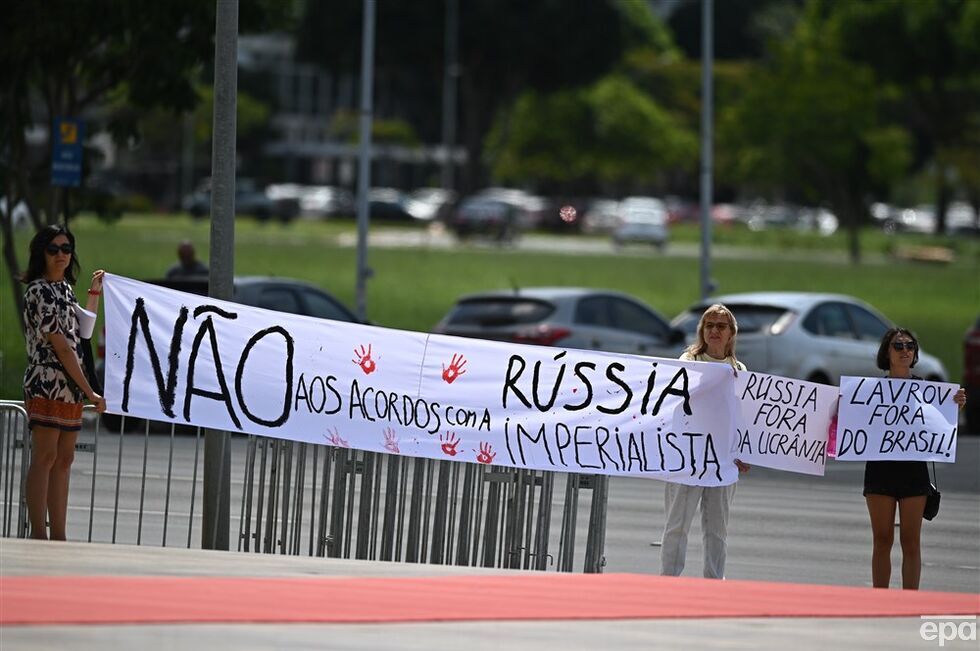 "Гаага ждет тебя". Во время визита Лаврова в Бразилии состоялись проукраинские митинги. Фоторепортаж 8