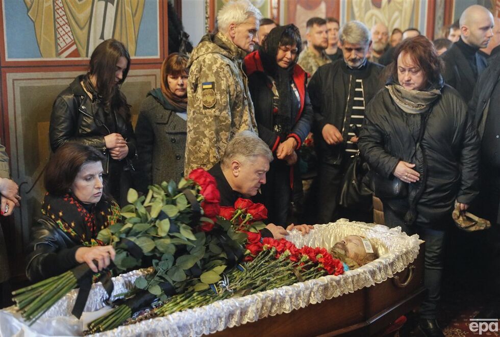 В Киеве попрощались с бывшим нардепом Олегом Барной, который погиб на фронте, и его командиром Валерием Дороховым. Фоторепортаж 2