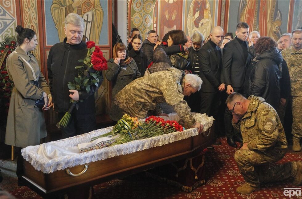 В Киеве попрощались с бывшим нардепом Олегом Барной, который погиб на фронте, и его командиром Валерием Дороховым. Фоторепортаж 4