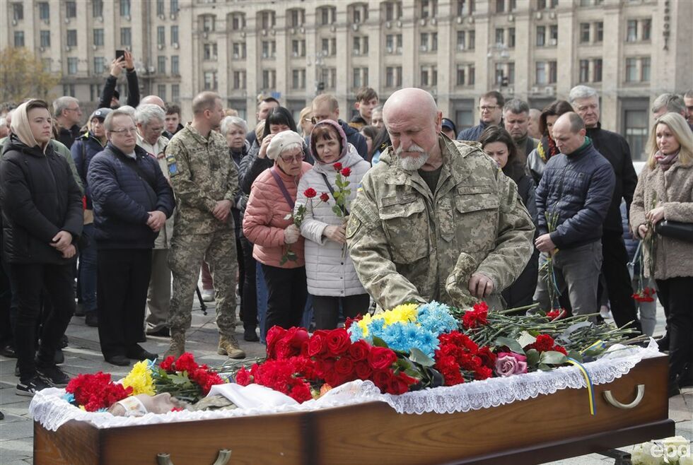 В Киеве попрощались с бывшим нардепом Олегом Барной, который погиб на фронте, и его командиром Валерием Дороховым. Фоторепортаж 7