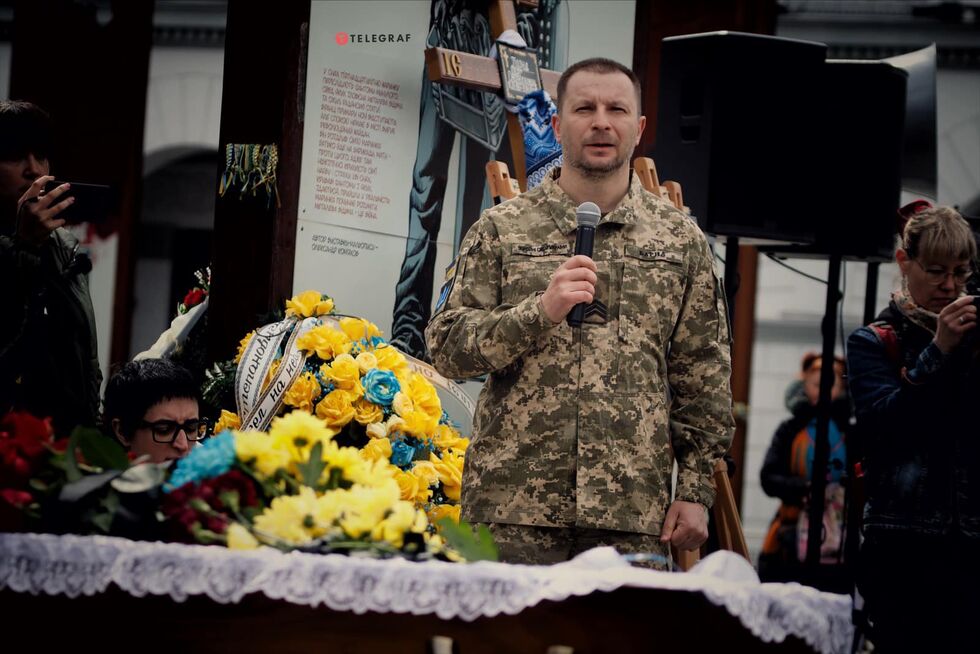 В Киеве попрощались с бывшим нардепом Олегом Барной, который погиб на фронте, и его командиром Валерием Дороховым. Фоторепортаж 15