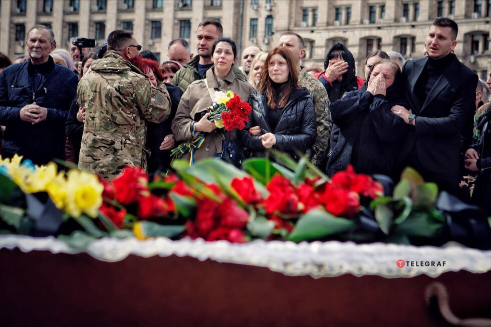 В Киеве попрощались с бывшим нардепом Олегом Барной, который погиб на фронте, и его командиром Валерием Дороховым. Фоторепортаж 16