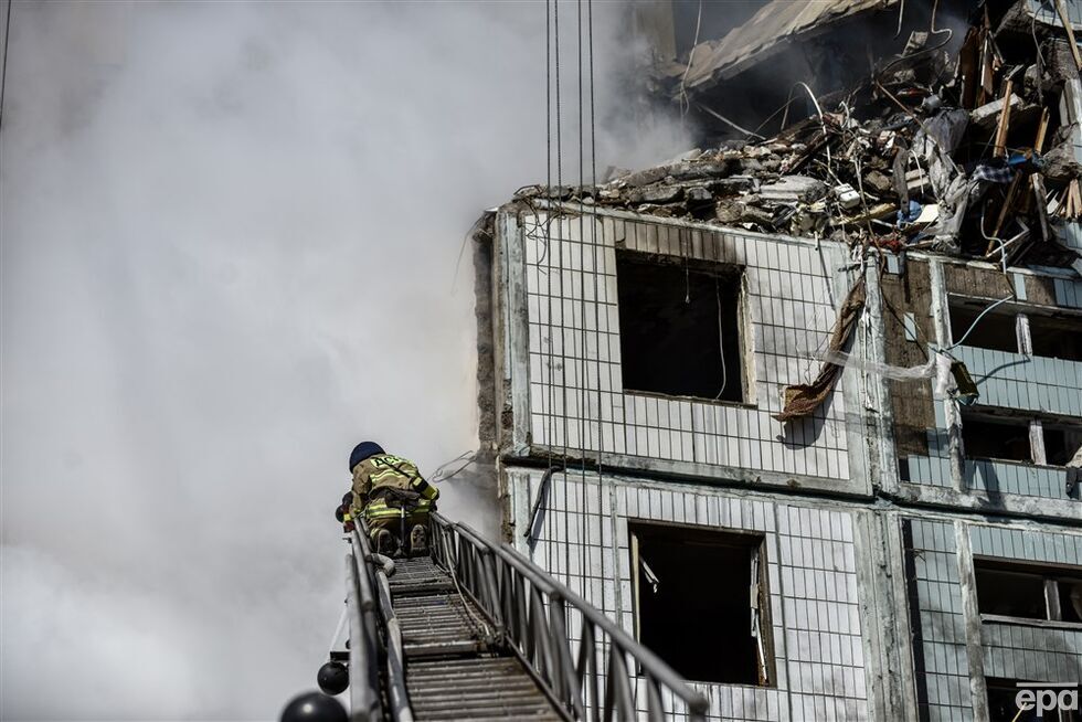 Разрушенная многоэтажка в Умани, пожары в Днепре, обломки ракеты в квартире в Украинке. Последствия ночного ракетного удара РФ. Фоторепортаж 8