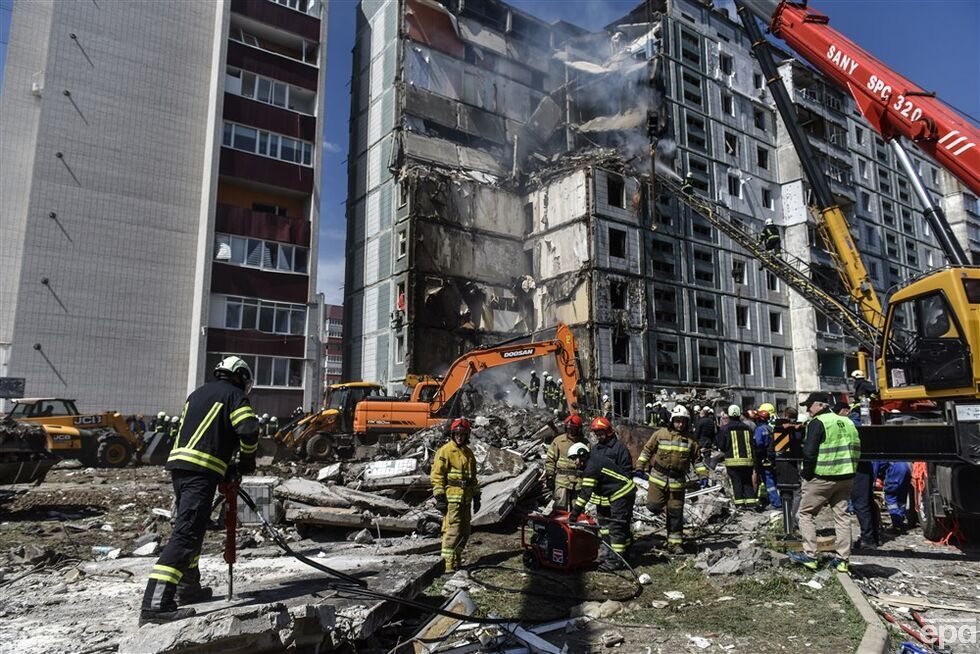 Разрушенная многоэтажка в Умани, пожары в Днепре, обломки ракеты в квартире в Украинке. Последствия ночного ракетного удара РФ. Фоторепортаж 12