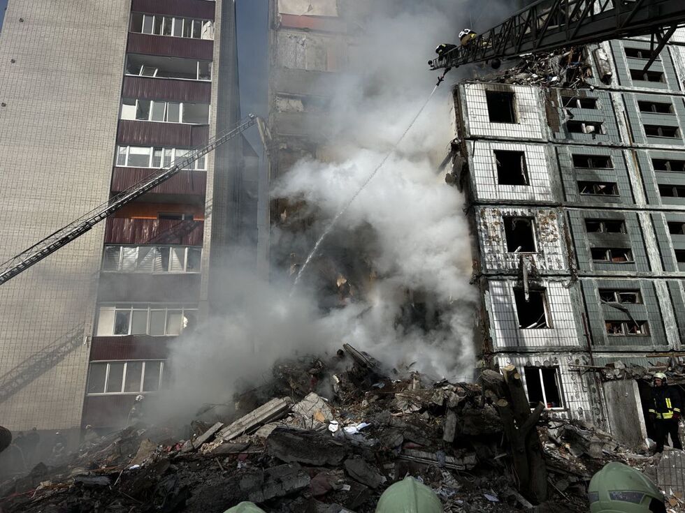 Зруйнована багатоповерхівка в Умані, пожежі у Дніпрі, уламки ракети у квартирі в Українці. Наслідки нічного ракетного удару РФ. Фоторепортаж 4