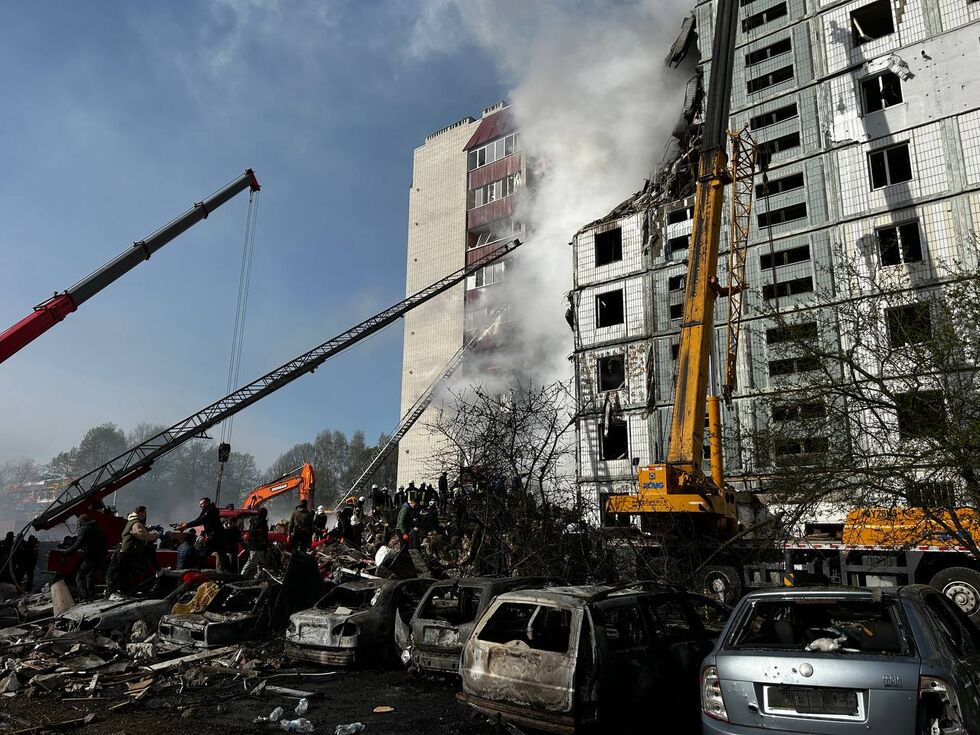 Зруйнована багатоповерхівка в Умані, пожежі у Дніпрі, уламки ракети у квартирі в Українці. Наслідки нічного ракетного удару РФ. Фоторепортаж 7