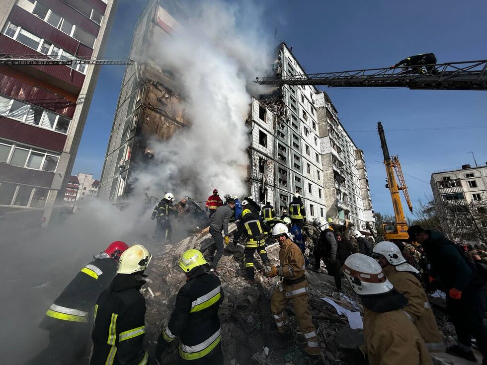 Разрушенная многоэтажка в Умани, пожары в Днепре, обломки ракеты в квартире в Украинке. Последствия ночного ракетного удара РФ. Фоторепортаж 17