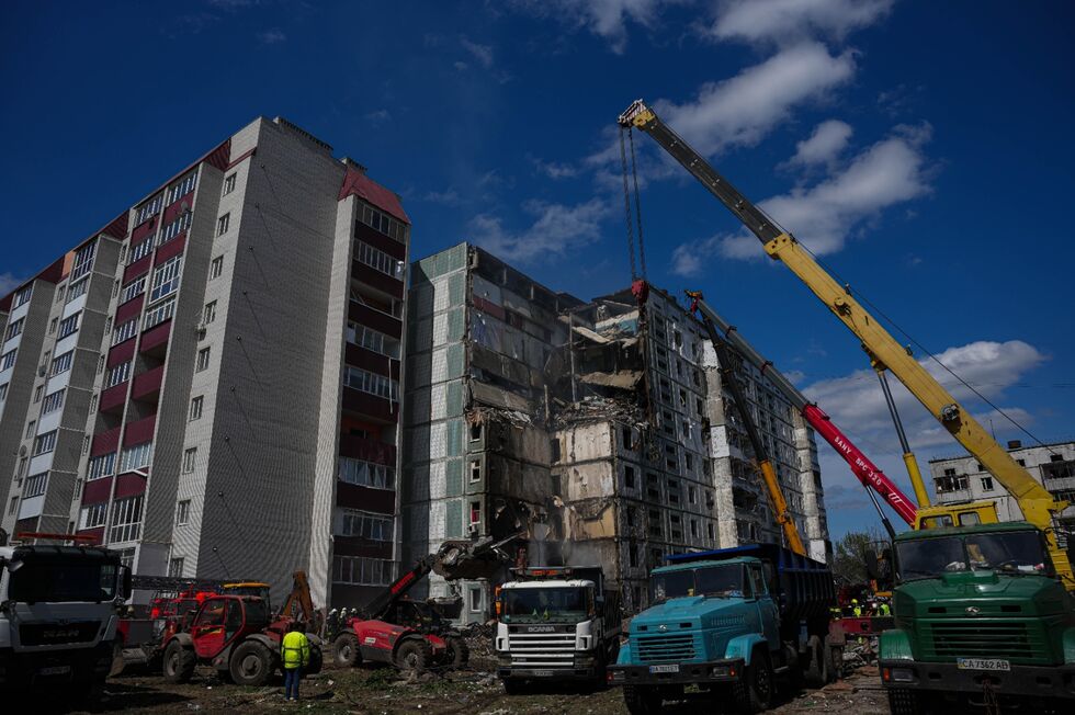 Разрушенная многоэтажка в Умани, пожары в Днепре, обломки ракеты в квартире в Украинке. Последствия ночного ракетного удара РФ. Фоторепортаж 21