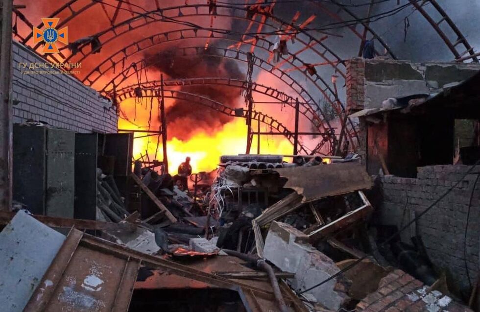 Разрушенная многоэтажка в Умани, пожары в Днепре, обломки ракеты в квартире в Украинке. Последствия ночного ракетного удара РФ. Фоторепортаж 25