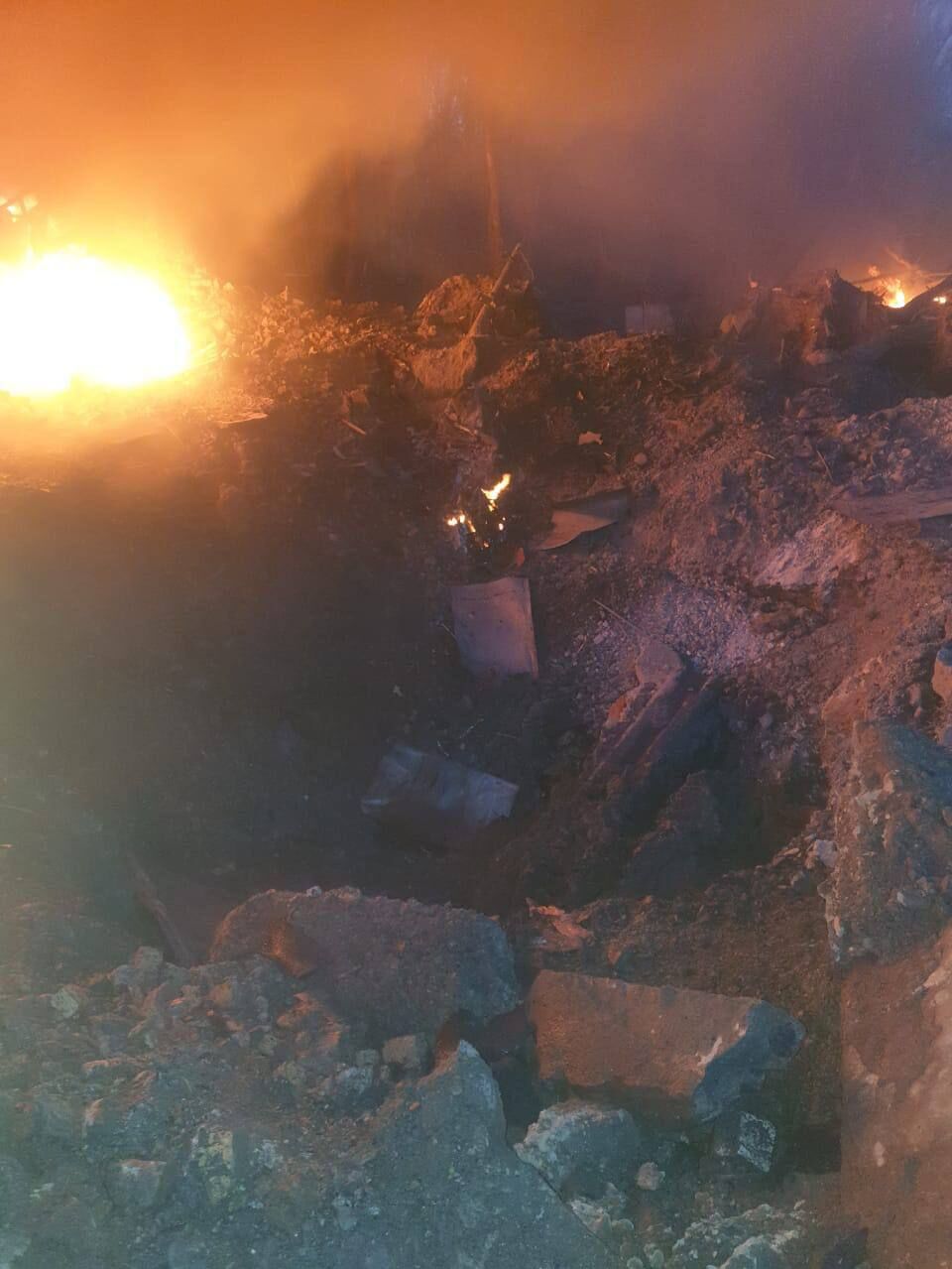 Разрушенная многоэтажка в Умани, пожары в Днепре, обломки ракеты в квартире в Украинке. Последствия ночного ракетного удара РФ. Фоторепортаж 26