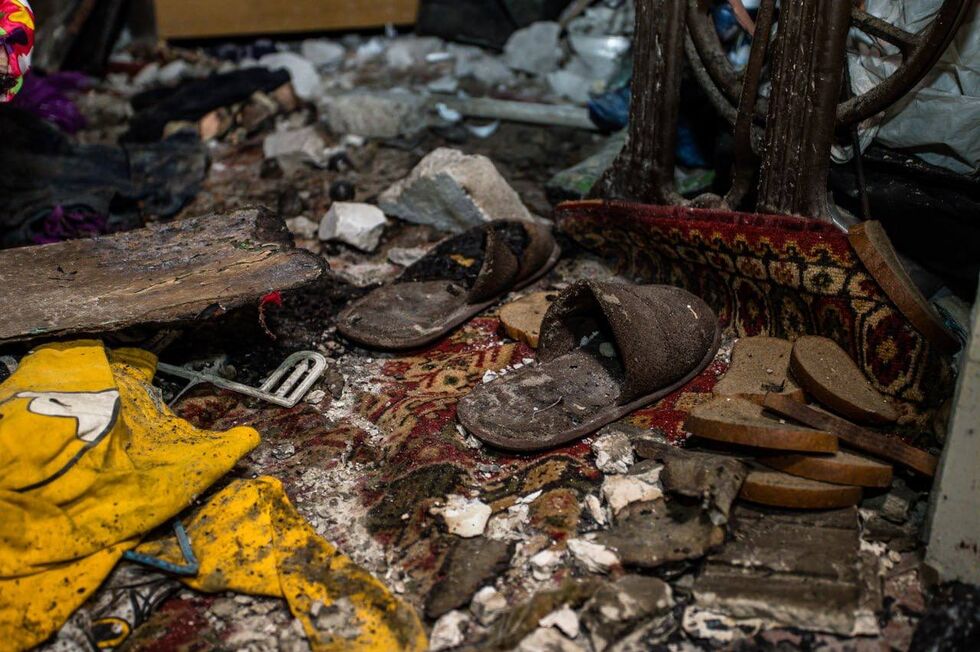 Зруйнована багатоповерхівка в Умані, пожежі у Дніпрі, уламки ракети у квартирі в Українці. Наслідки нічного ракетного удару РФ. Фоторепортаж 31