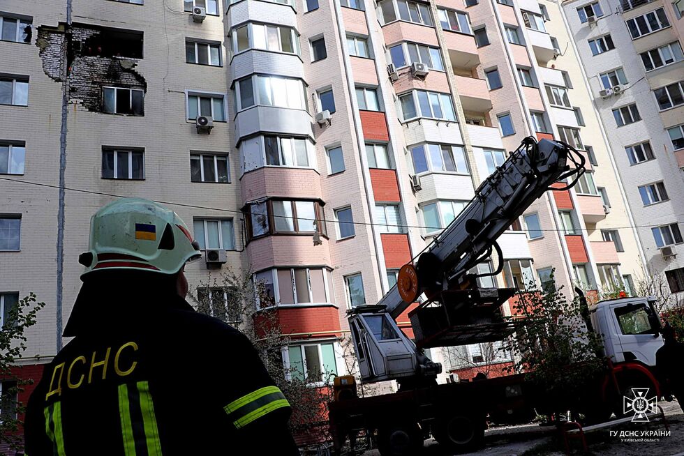 Разрушенная многоэтажка в Умани, пожары в Днепре, обломки ракеты в квартире в Украинке. Последствия ночного ракетного удара РФ. Фоторепортаж 32