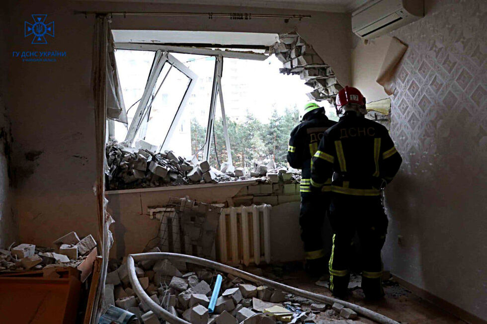 Разрушенная многоэтажка в Умани, пожары в Днепре, обломки ракеты в квартире в Украинке. Последствия ночного ракетного удара РФ. Фоторепортаж 33
