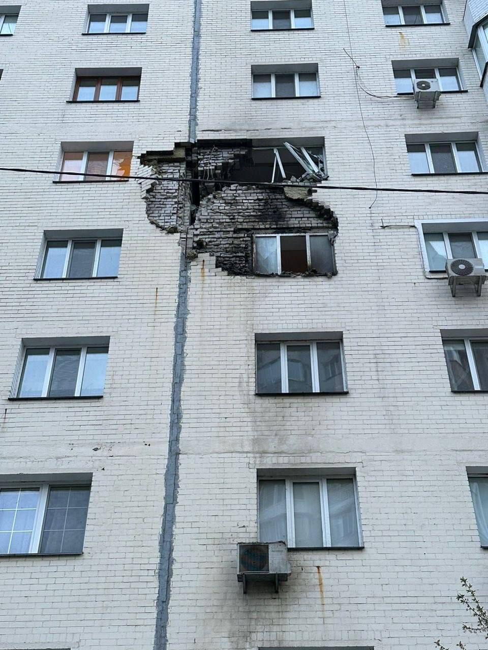 Разрушенная многоэтажка в Умани, пожары в Днепре, обломки ракеты в квартире в Украинке. Последствия ночного ракетного удара РФ. Фоторепортаж 37