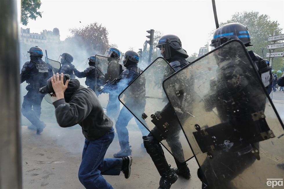 Во Франции первомайская демонстрация переросла в беспорядки из-за пенсионной реформы, люди жгли машины и били стекла. Фоторепортаж 1