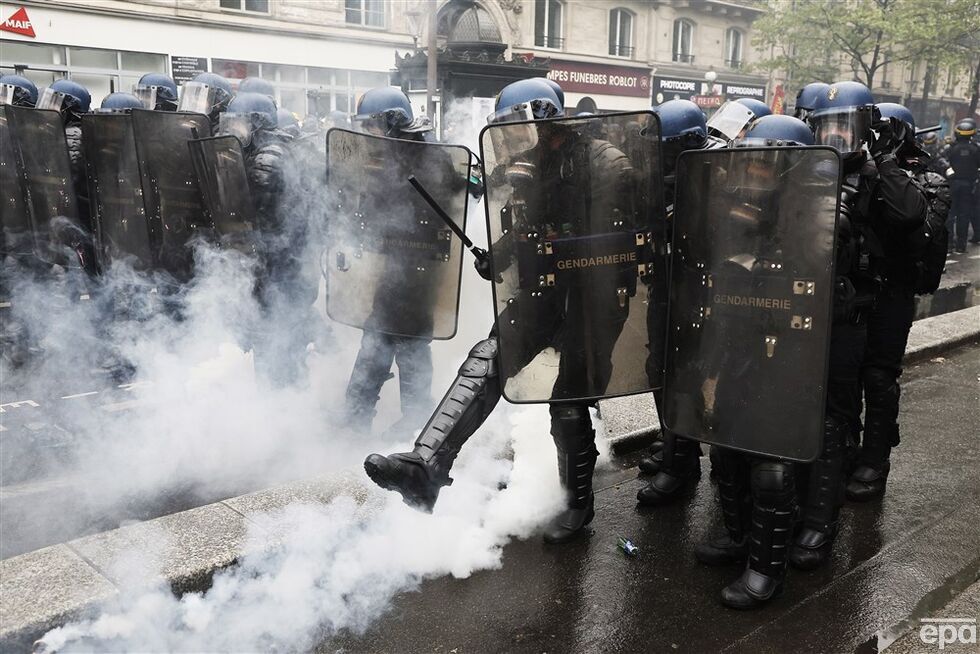 Во Франции первомайская демонстрация переросла в беспорядки из-за пенсионной реформы, люди жгли машины и били стекла. Фоторепортаж 2