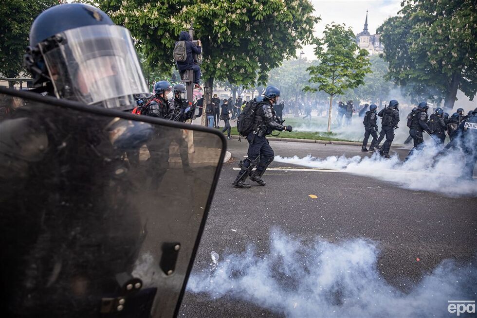У Франції першотравнева демонстрація переросла в заворушення через пенсійну реформу, люди палили машини і били шибки. Фоторепортаж 3