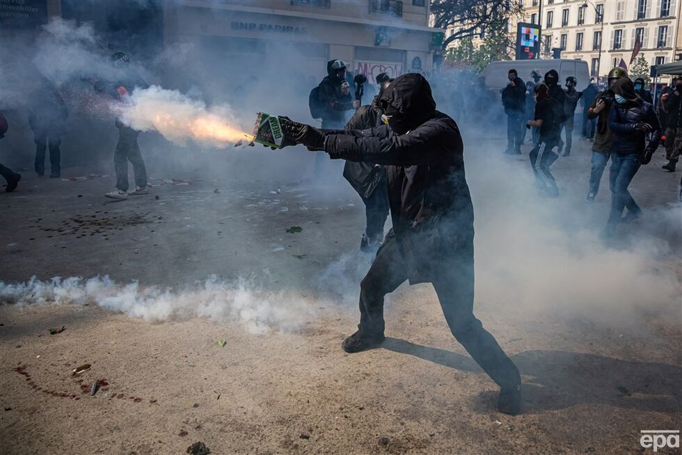 Во Франции первомайская демонстрация переросла в беспорядки из-за пенсионной реформы, люди жгли машины и били стекла. Фоторепортаж 7