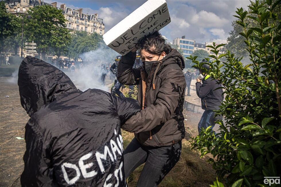 Во Франции первомайская демонстрация переросла в беспорядки из-за пенсионной реформы, люди жгли машины и били стекла. Фоторепортаж 10
