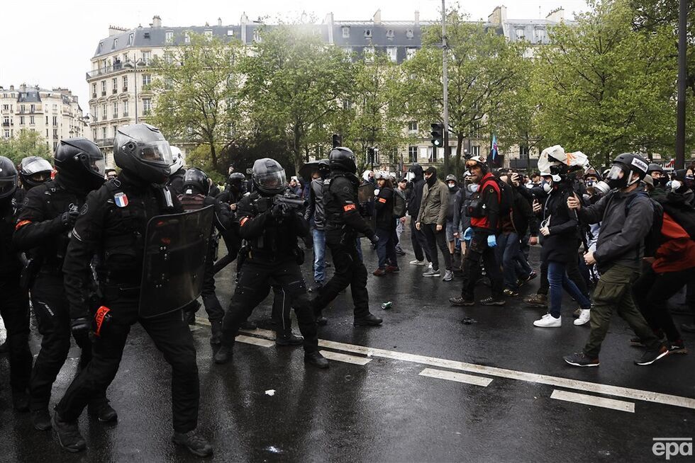 Во Франции первомайская демонстрация переросла в беспорядки из-за пенсионной реформы, люди жгли машины и били стекла. Фоторепортаж 11