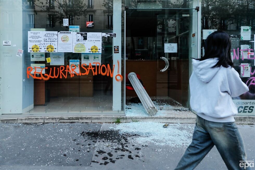 У Франції першотравнева демонстрація переросла в заворушення через пенсійну реформу, люди палили машини і били шибки. Фоторепортаж 13