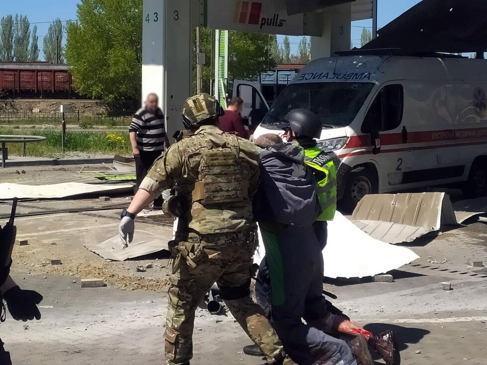Росія атакувала супермаркети, вокзал і АЗС у Херсоні, багато загиблих і поранених. Фоторепортаж 4