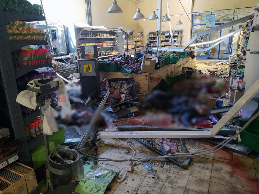 Росія атакувала супермаркети, вокзал і АЗС у Херсоні, багато загиблих і поранених. Фоторепортаж 6