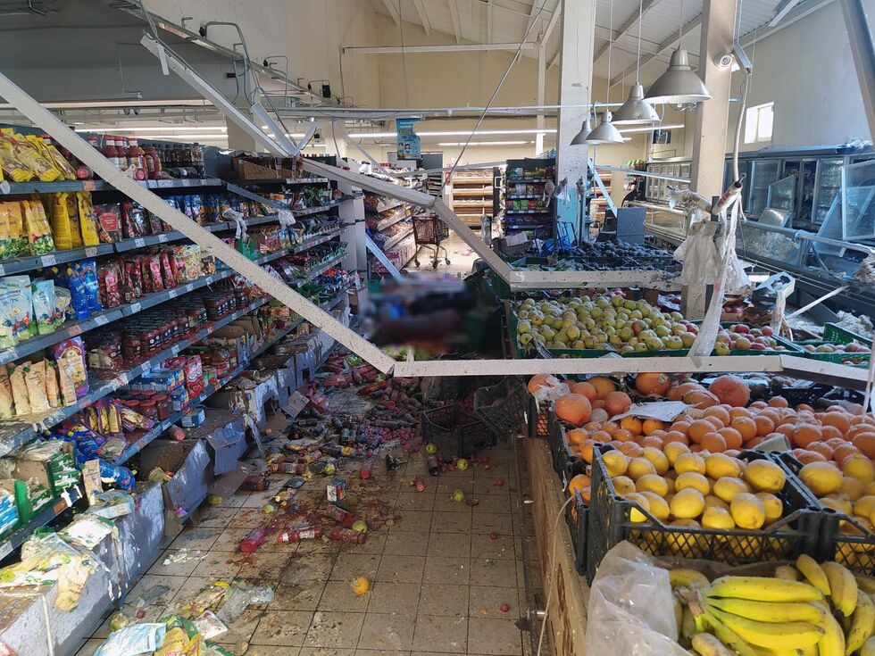 Росія атакувала супермаркети, вокзал і АЗС у Херсоні, багато загиблих і поранених. Фоторепортаж 12