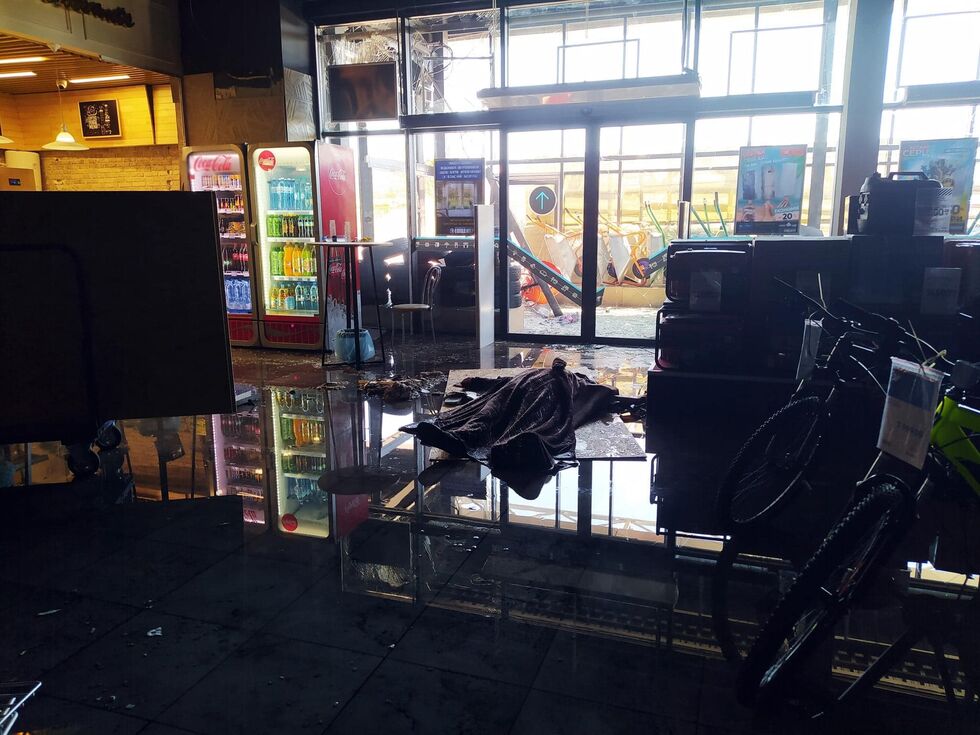 Росія атакувала супермаркети, вокзал і АЗС у Херсоні, багато загиблих і поранених. Фоторепортаж 14