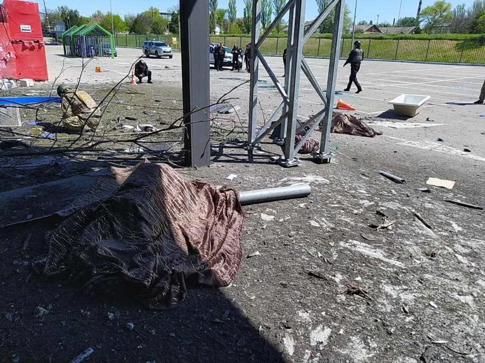 Росія атакувала супермаркети, вокзал і АЗС у Херсоні, багато загиблих і поранених. Фоторепортаж 15